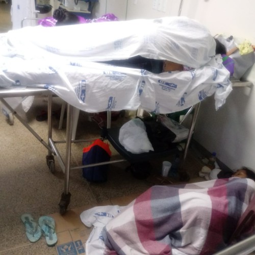 Sem estrutura, HGE espreme pacientes e acompanhantes em sala apertada