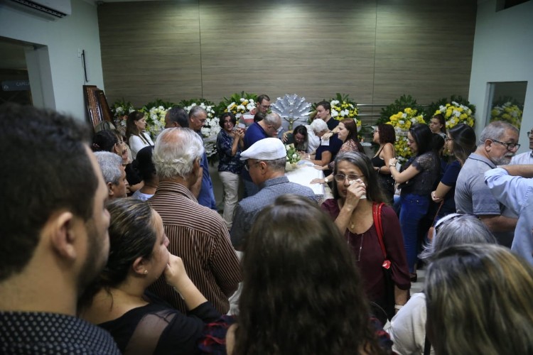 Corpo do radialista Reinaldo Cavalcante é sepultado em Maceió