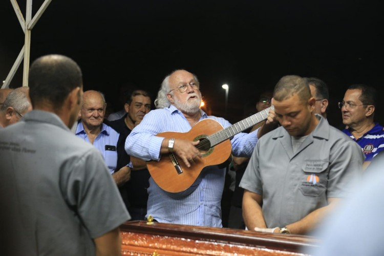 Corpo do radialista Reinaldo Cavalcante é sepultado em Maceió