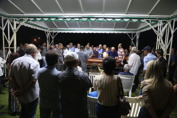 Corpo do radialista Reinaldo Cavalcante é sepultado em Maceió