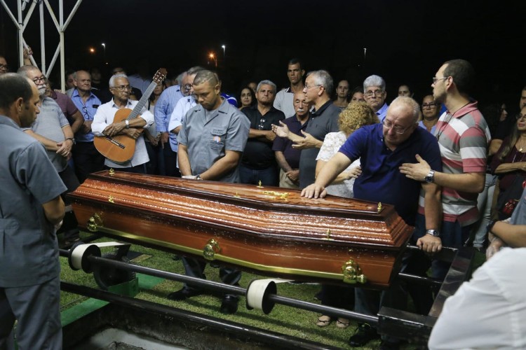 Corpo do radialista Reinaldo Cavalcante é sepultado em Maceió
