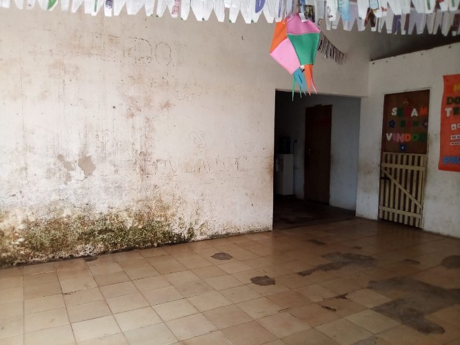 Galpão usado como escola ameaça desabar em Joaquim Gomes