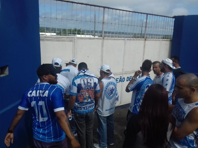 Pequeno grupo se reuniu no CT do Mutange e tentou falar com diretoria e jogadores
