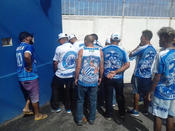 Pequeno grupo se reuniu no CT do Mutange e tentou falar com diretoria e jogadores