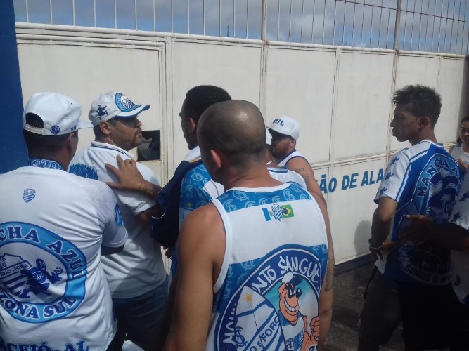 Pequeno grupo se reuniu no CT do Mutange e tentou falar com diretoria e jogadores