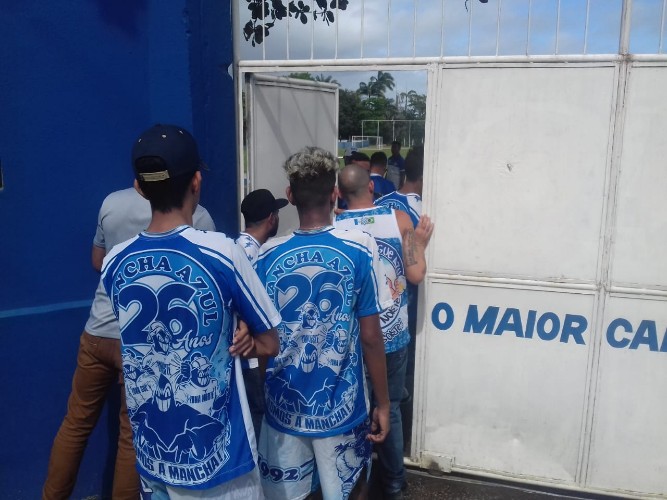 Pequeno grupo se reuniu no CT do Mutange e tentou falar com diretoria e jogadores