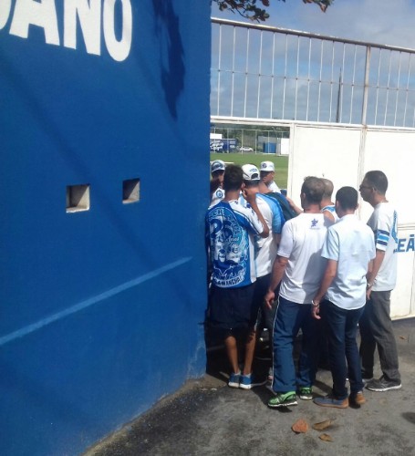 Pequeno grupo se reuniu no CT do Mutange e tentou falar com diretoria e jogadores
