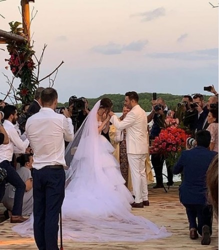 Forrozeiro Mano Walter e ex-miss Débora Silva se casam em Maceió