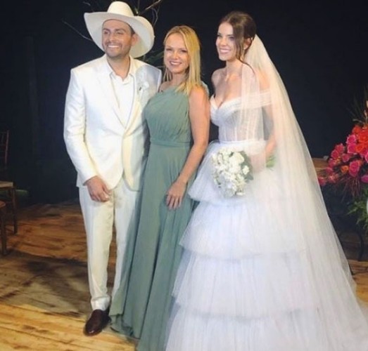 Forrozeiro Mano Walter e ex-miss Débora Silva se casam em Maceió