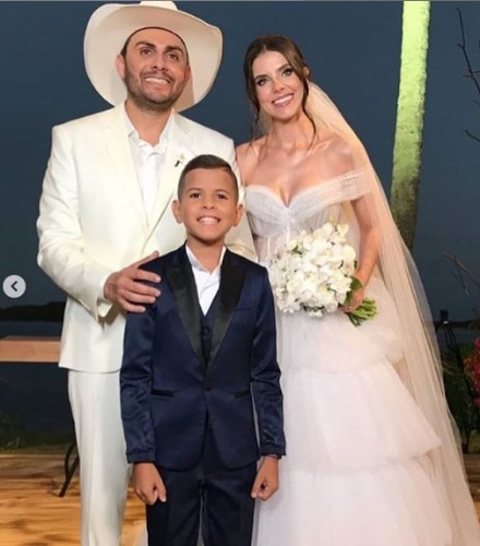 Forrozeiro Mano Walter e ex-miss Débora Silva se casam em Maceió