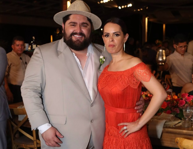 Forrozeiro Mano Walter e ex-miss Débora Silva se casam em Maceió