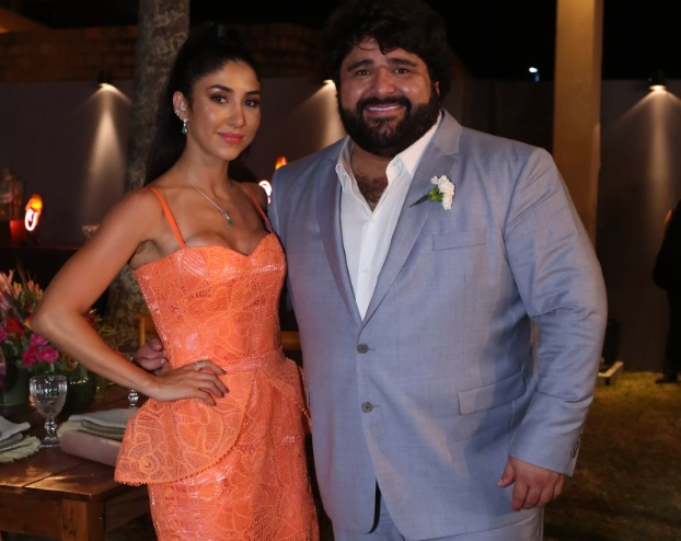 Forrozeiro Mano Walter e ex-miss Débora Silva se casam em Maceió