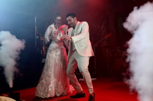 Forrozeiro Mano Walter e ex-miss Débora Silva se casam em Maceió
