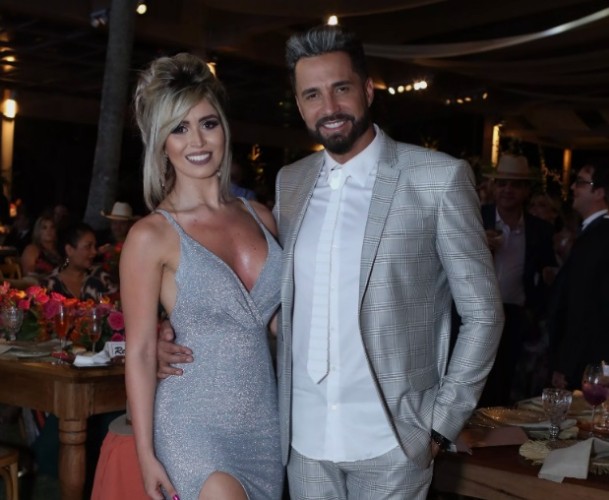 Forrozeiro Mano Walter e ex-miss Débora Silva se casam em Maceió