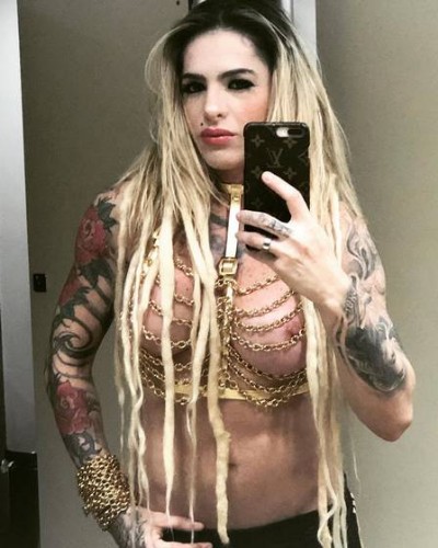 Monique Evans aprova mulher mostrar os seios em boate gay