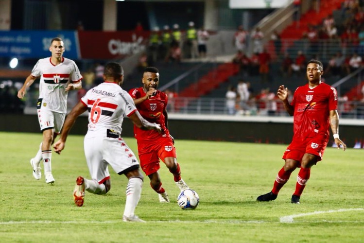 Galo venceu o jogo com um gol de Willie: 1 a 0