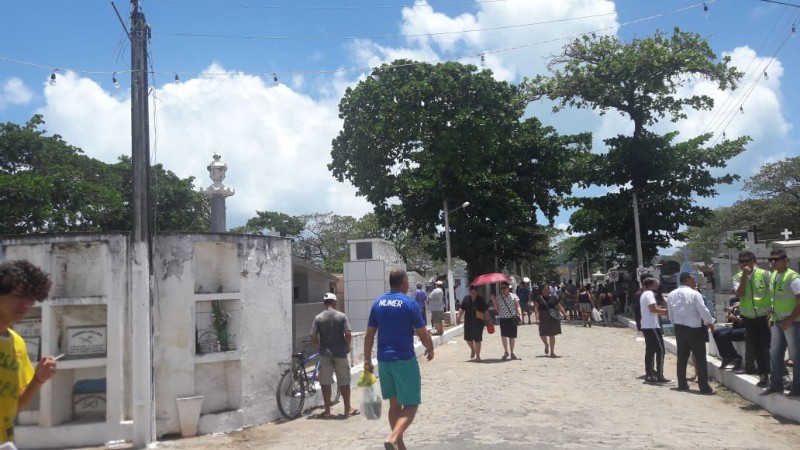Neste sábado, população prestou homenagem aos entes queridos que já morreram 