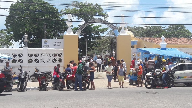 Neste sábado, população prestou homenagem aos entes queridos que já morreram 