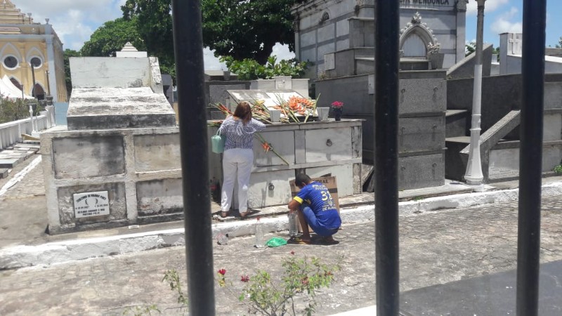 Neste sábado, população prestou homenagem aos entes queridos que já morreram 
