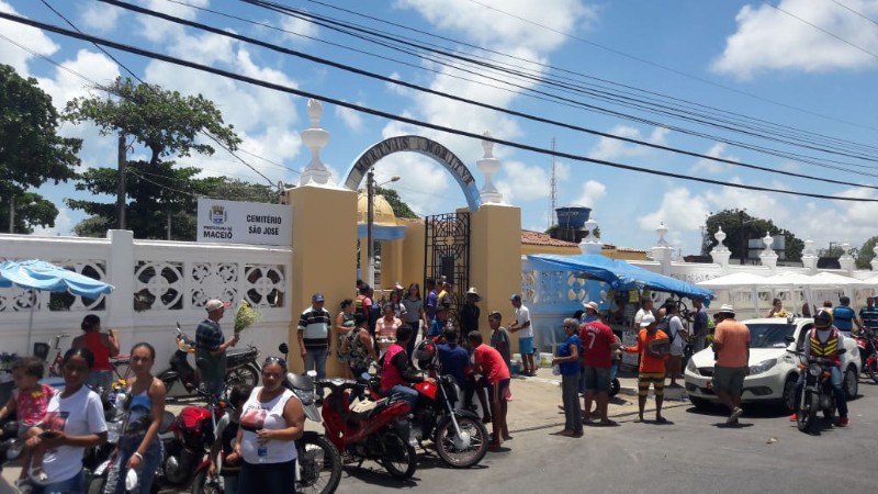 Neste sábado, população prestou homenagem aos entes queridos que já morreram 