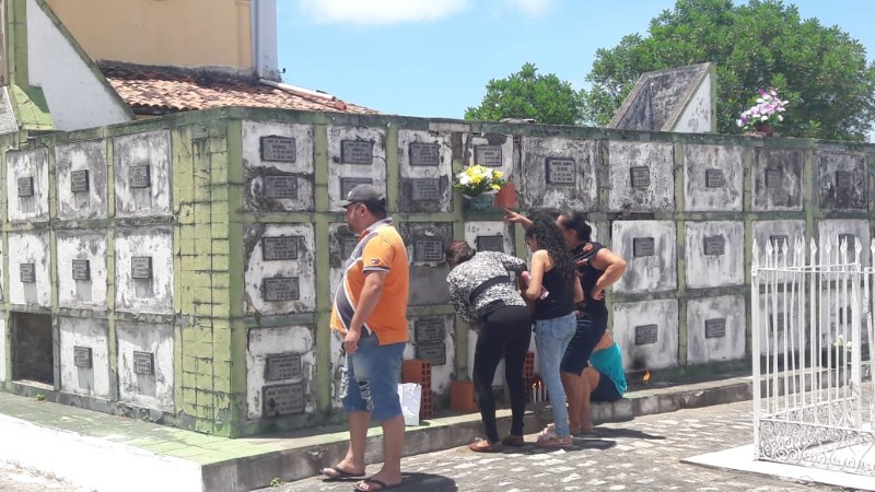 Neste sábado, população prestou homenagem aos entes queridos que já morreram 