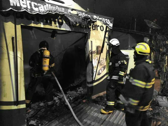Fogo atinge mercadinho na zona rural da cidade de Taquarana