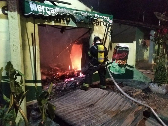 Fogo atinge mercadinho na zona rural da cidade de Taquarana
