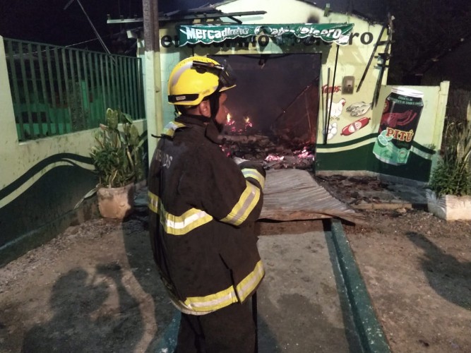 Fogo atinge mercadinho na zona rural da cidade de Taquarana