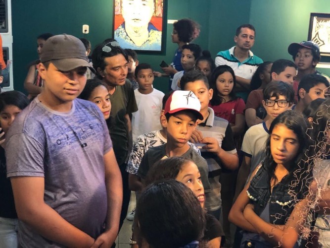 Artista acompanha visitantes da exposição em Arapiraca