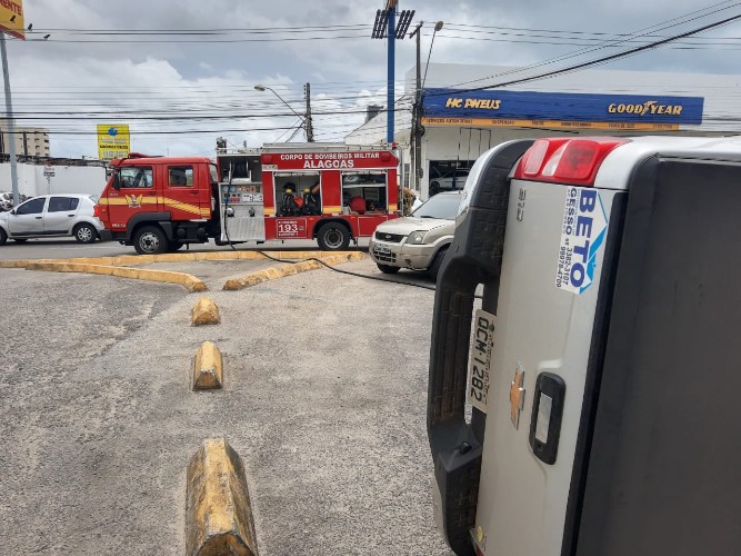 Vítima fica presa às ferragens após caminhonete tombar no Farol