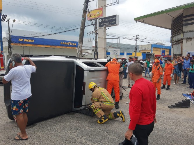 Vítima fica presa às ferragens após caminhonete tombar no Farol