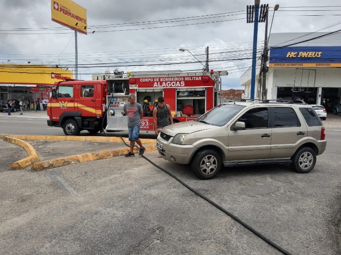 Vítima fica presa às ferragens após caminhonete tombar no Farol