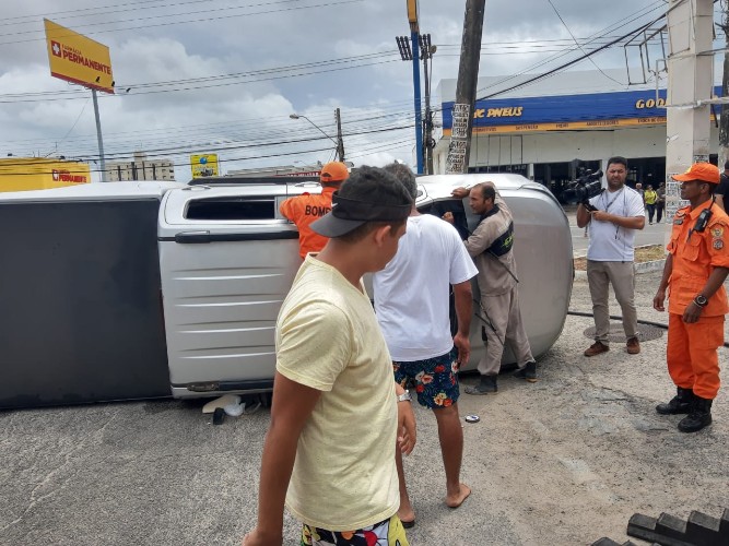Vítima fica presa às ferragens após caminhonete tombar no Farol