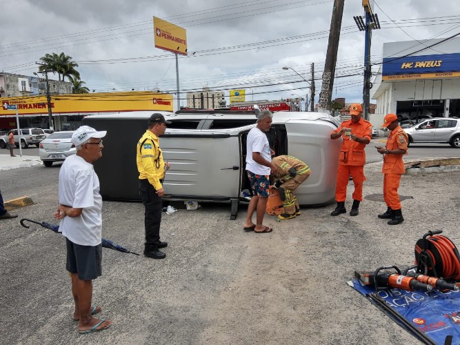 Vítima fica presa às ferragens após caminhonete tombar no Farol