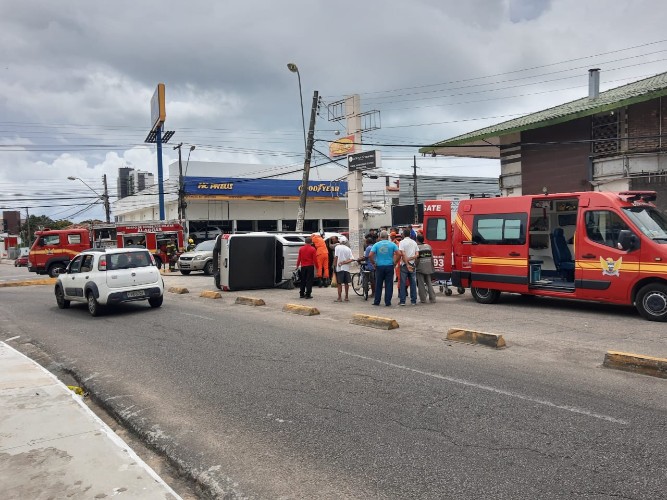 Vítima fica presa às ferragens após caminhonete tombar no Farol