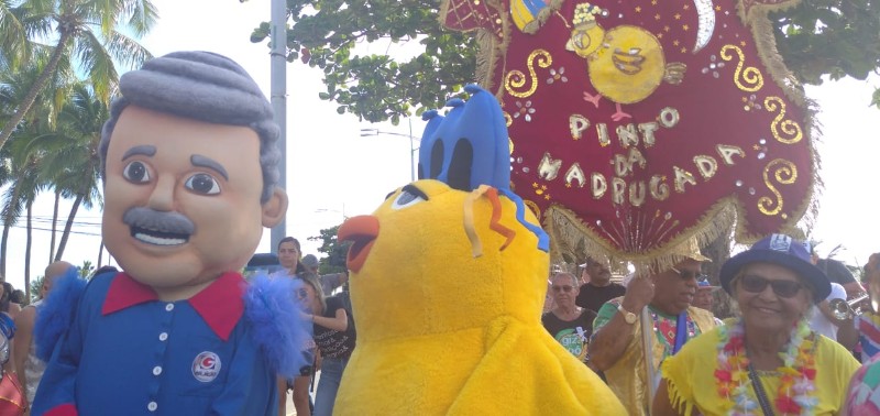 Dezenas de pessoas acordaram cedo, nesta terça-feira, para cantar, dançar e se divertir na orla