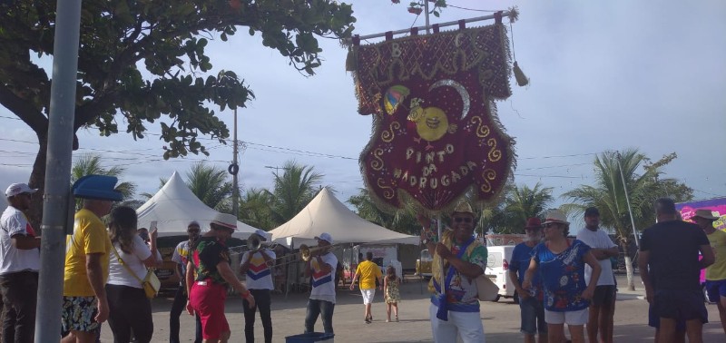 Dezenas de pessoas acordaram cedo, nesta terça-feira, para cantar, dançar e se divertir na orla