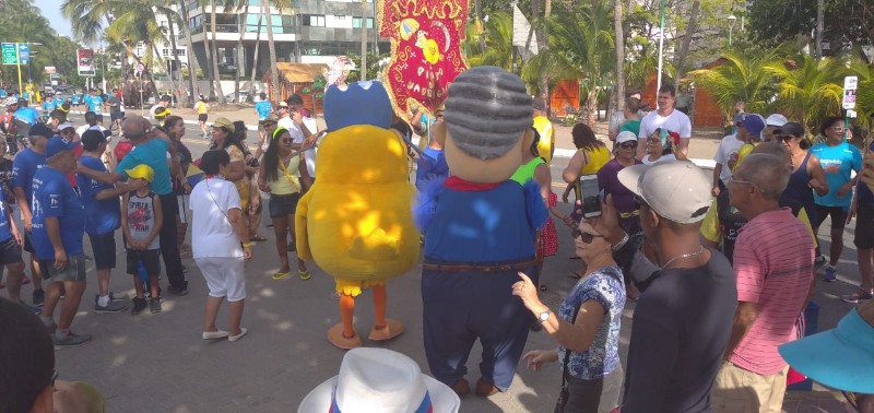 Dezenas de pessoas acordaram cedo, nesta terça-feira, para cantar, dançar e se divertir na orla