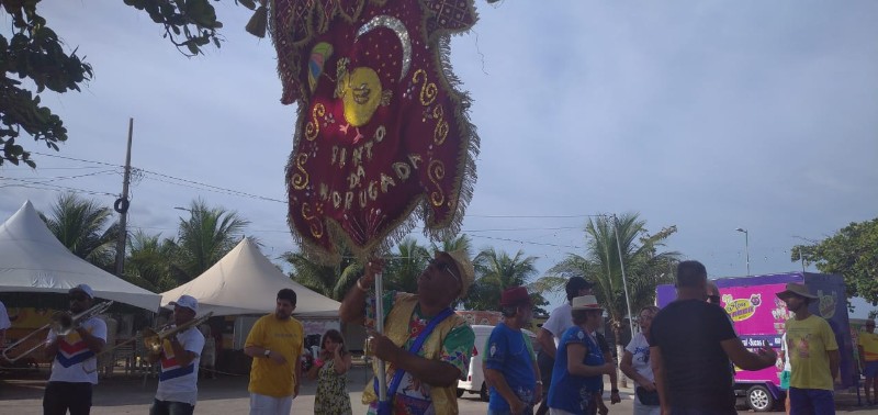 Dezenas de pessoas acordaram cedo, nesta terça-feira, para cantar, dançar e se divertir na orla