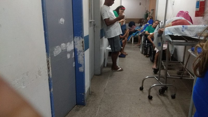 Pacientes estão sendo acomodados nos corredores e recepção