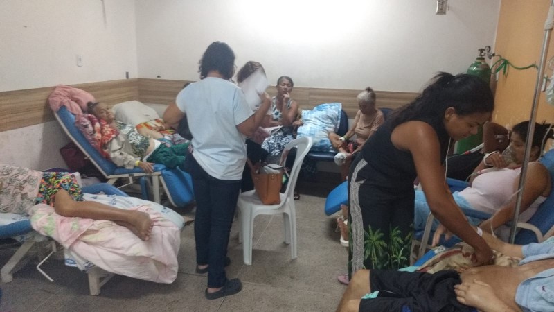 Pacientes estão sendo acomodados nos corredores e recepção
