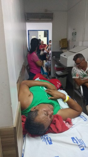 Pacientes estão sendo acomodados nos corredores e recepção