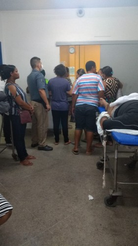 Pacientes estão sendo acomodados nos corredores e recepção