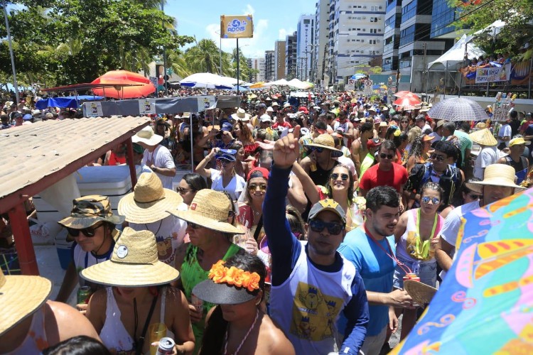 Pinto da Madrugada arrasta milhares de foliões nas prévias carnavalescas