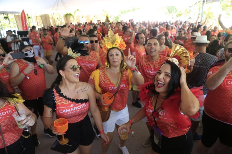 Pinto da Madrugada arrasta milhares de foliões nas prévias carnavalescas