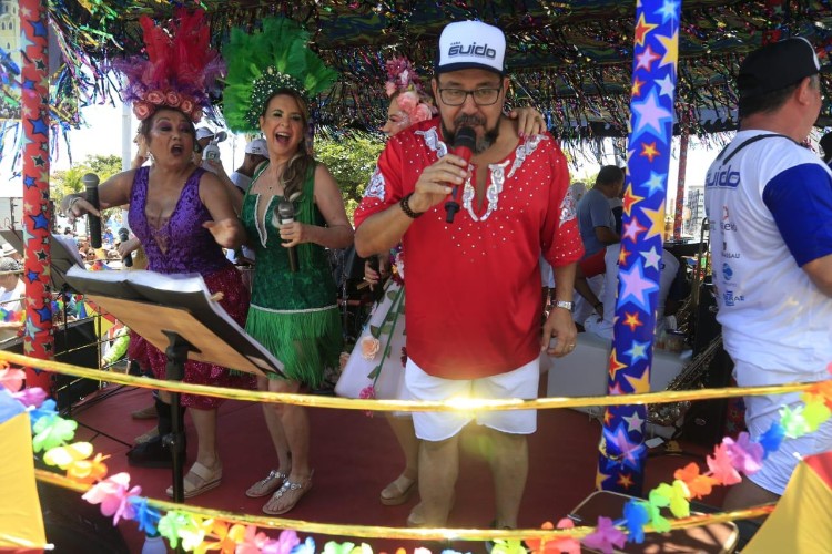 Pinto da Madrugada arrasta milhares de foliões nas prévias carnavalescas