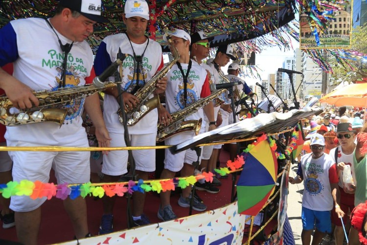 Pinto da Madrugada arrasta milhares de foliões nas prévias carnavalescas