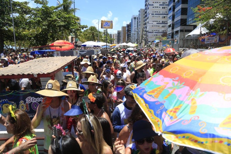 Pinto da Madrugada arrasta milhares de foliões nas prévias carnavalescas