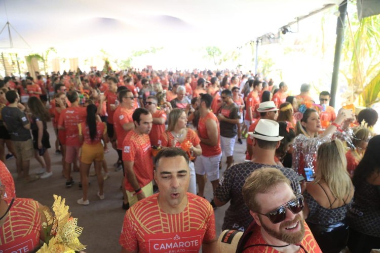 Pinto da Madrugada arrasta milhares de foliões nas prévias carnavalescas
