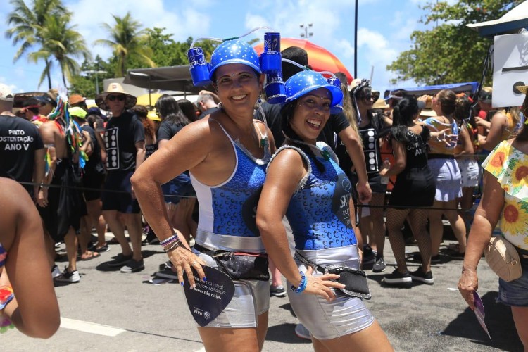 Pinto da Madrugada arrasta milhares de foliões nas prévias carnavalescas
